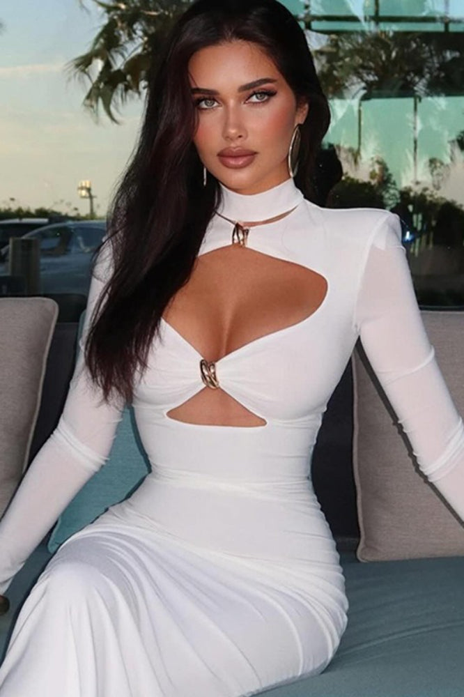 فستان ماكسي مزين بتفاصيل معدنية بتصميم أنيق ومينيمالي