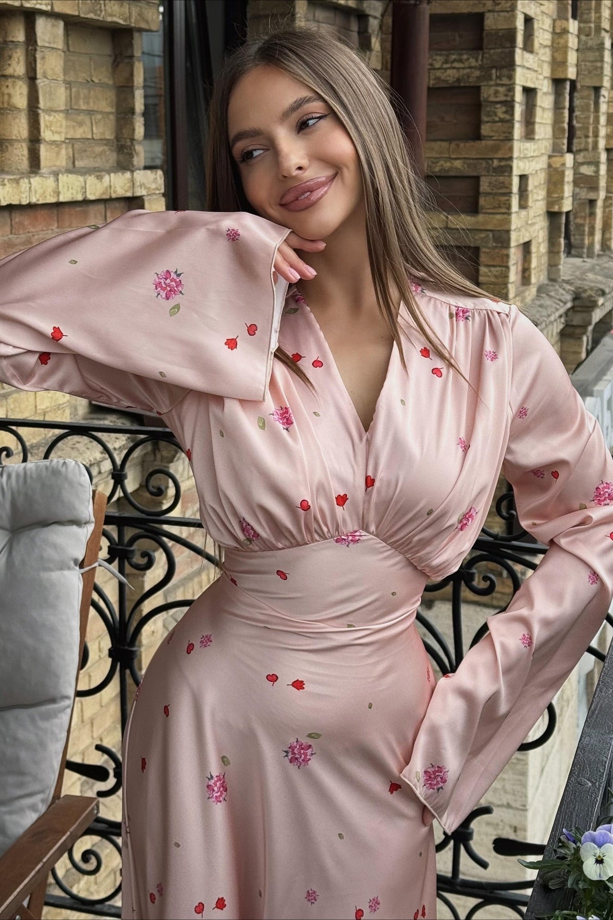 فستان ماكسي مزين بالأزهار بتصميم V من الساتان