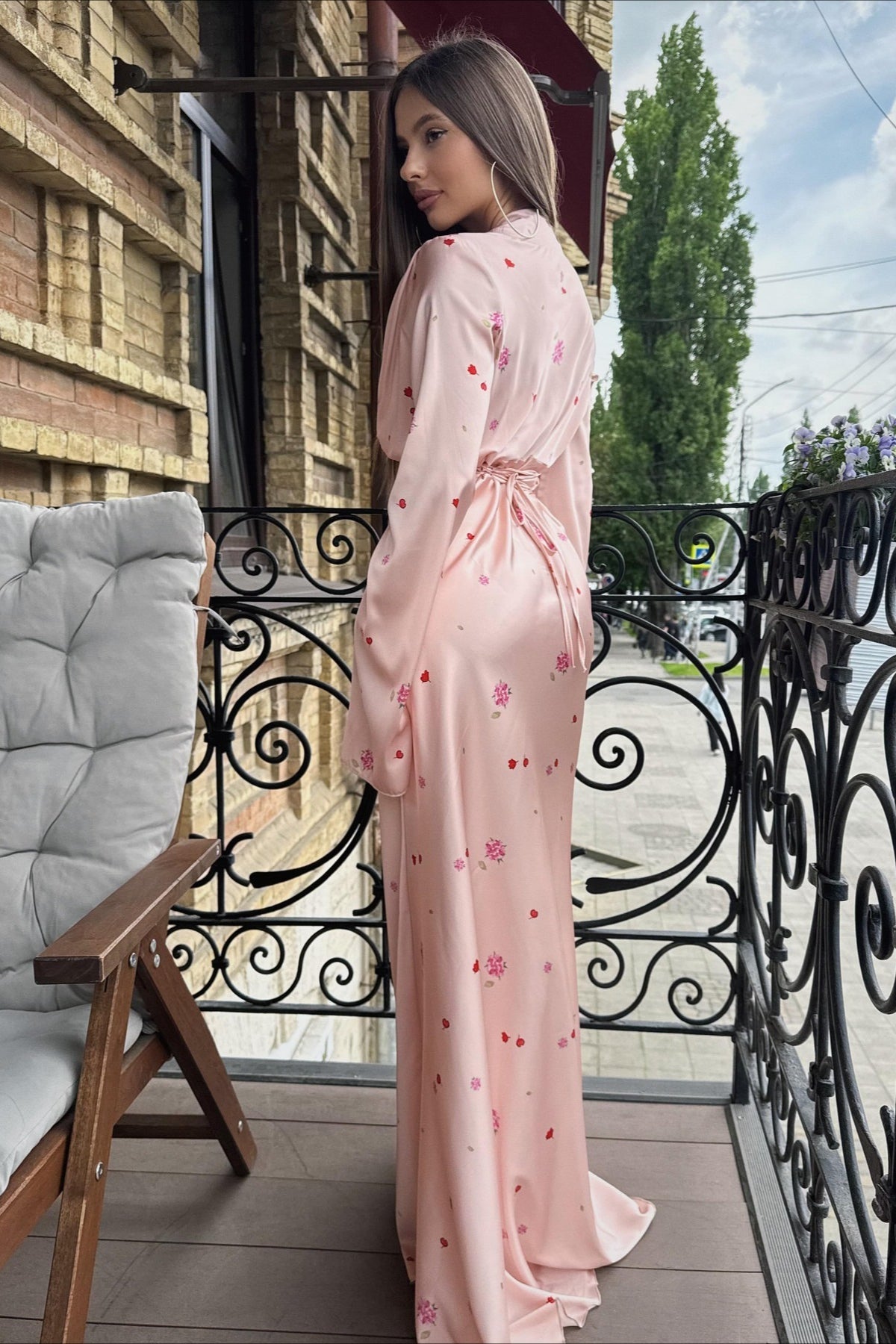 فستان ماكسي مزين بالأزهار بتصميم V من الساتان