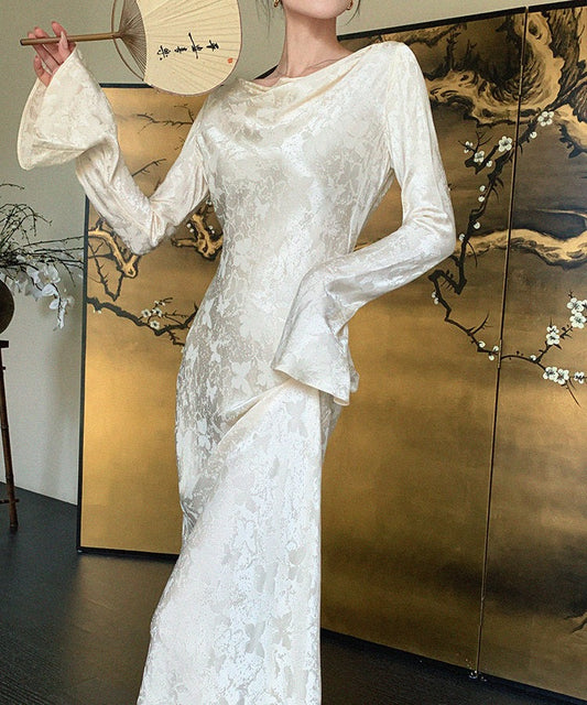 Gaun Chiffon dengan Leher Menurun