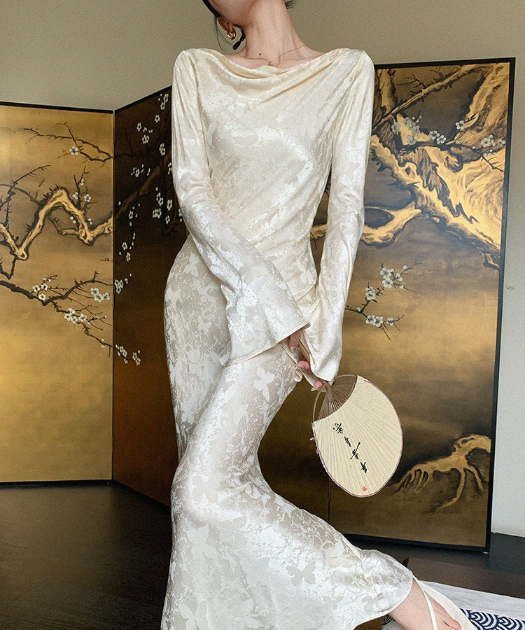 Gaun Chiffon dengan Leher Menurun