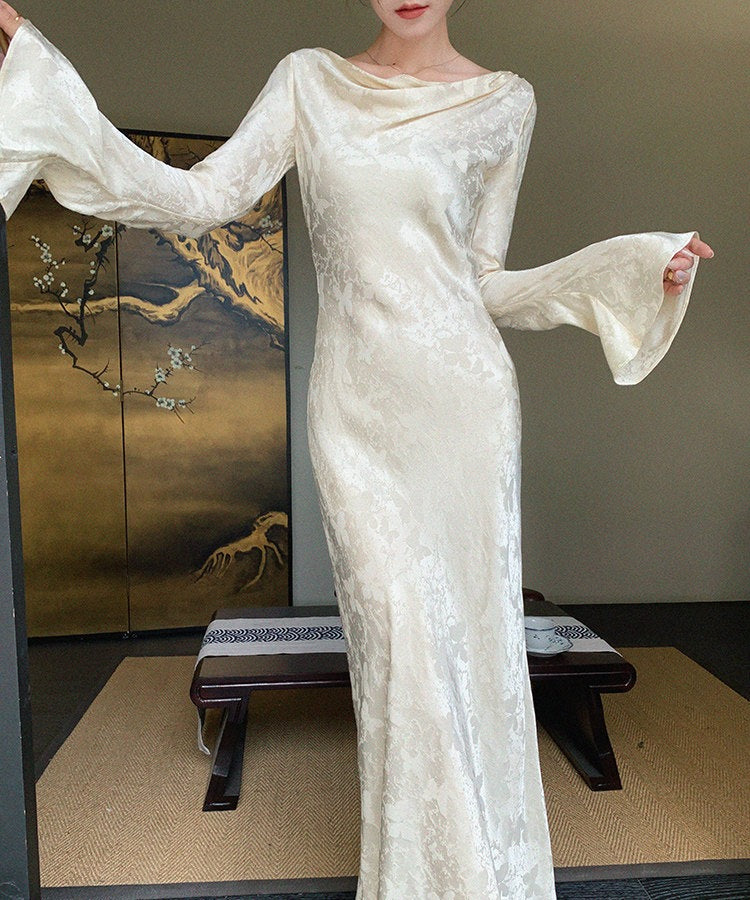 Gaun Chiffon dengan Leher Menurun