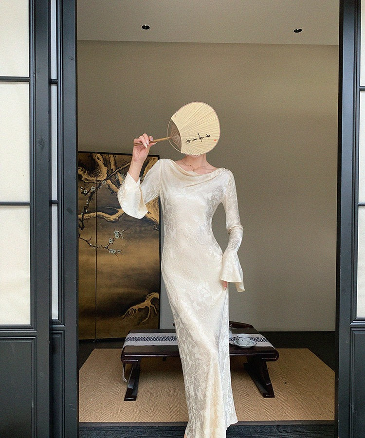 Gaun Chiffon dengan Leher Menurun
