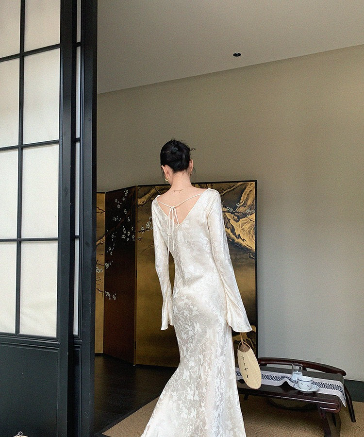 Gaun Chiffon dengan Leher Menurun