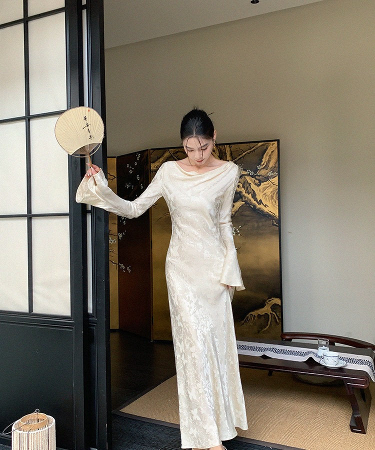 Gaun Chiffon dengan Leher Menurun