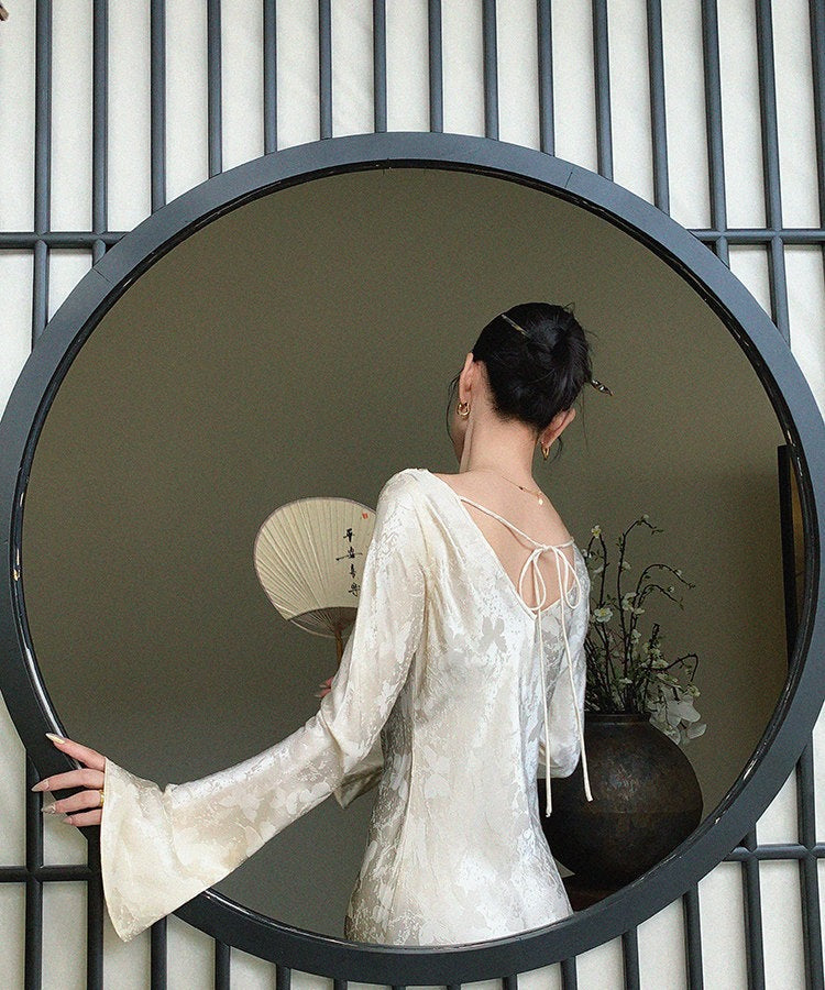 Gaun Chiffon dengan Leher Menurun