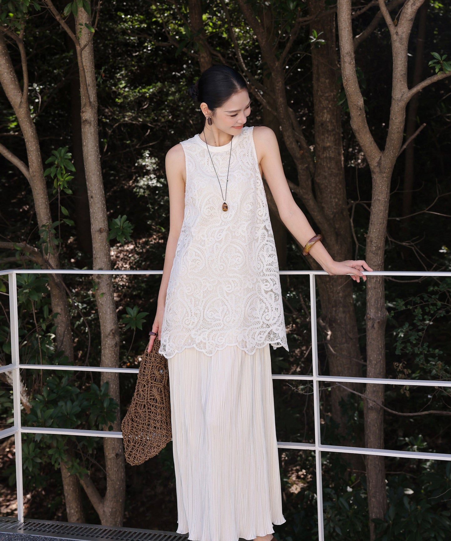 Gaun Tanpa Lengan dengan Detail Renda - Beige Elegan