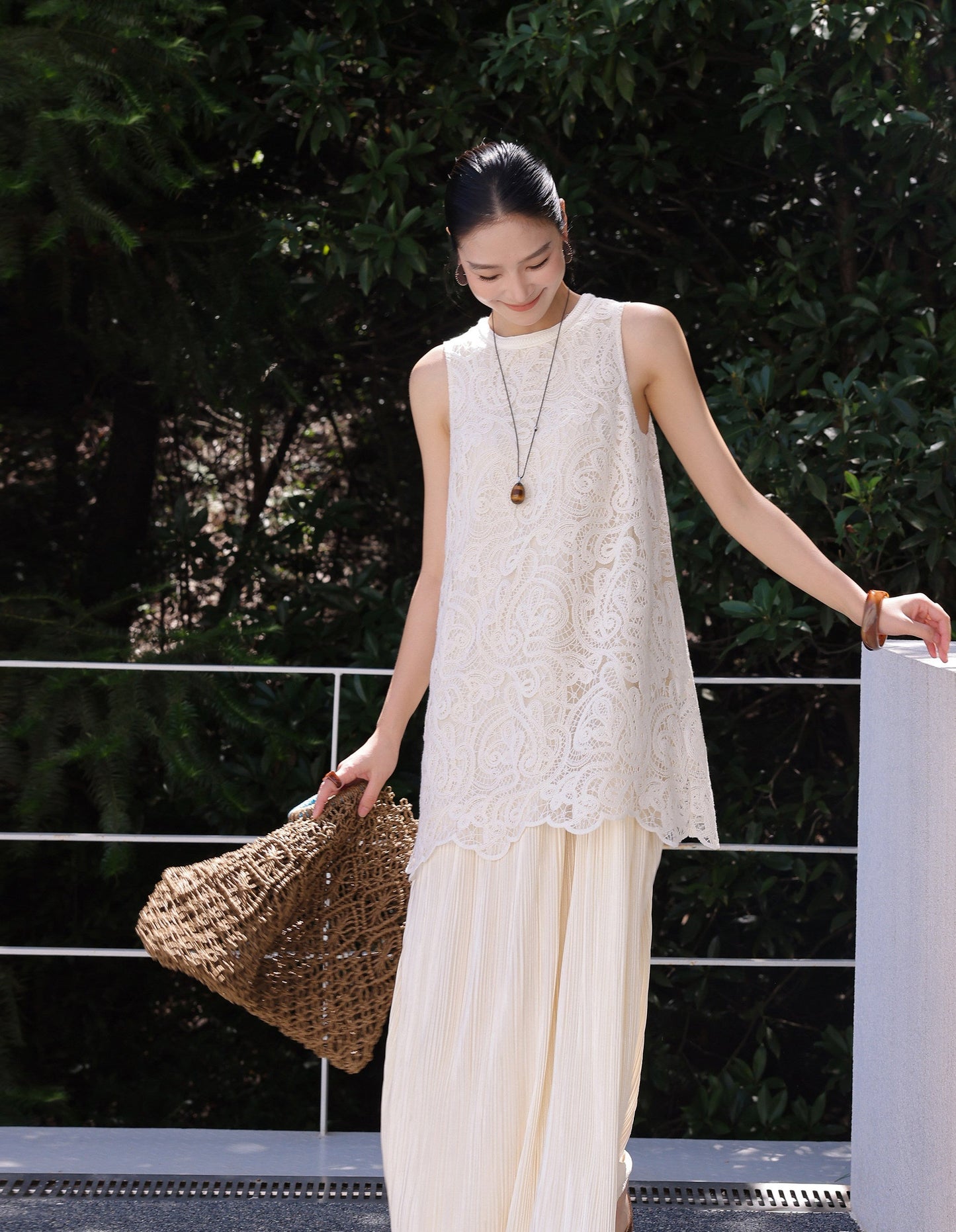Gaun Tanpa Lengan dengan Detail Renda - Beige Elegan