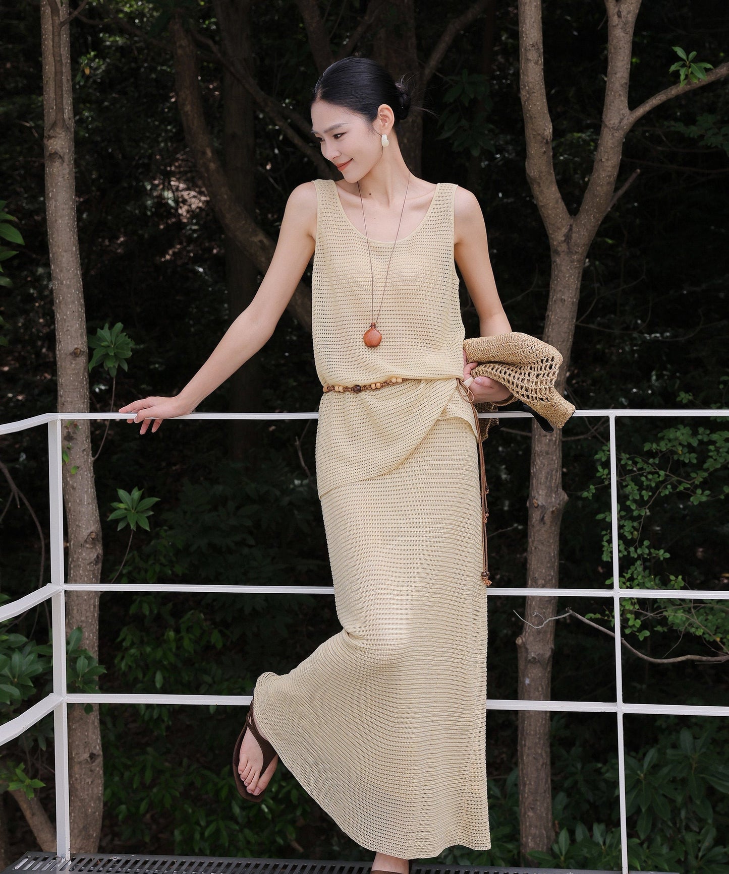Set Rajut - Atasan Tank Hollow-Out dan Rok Panjang