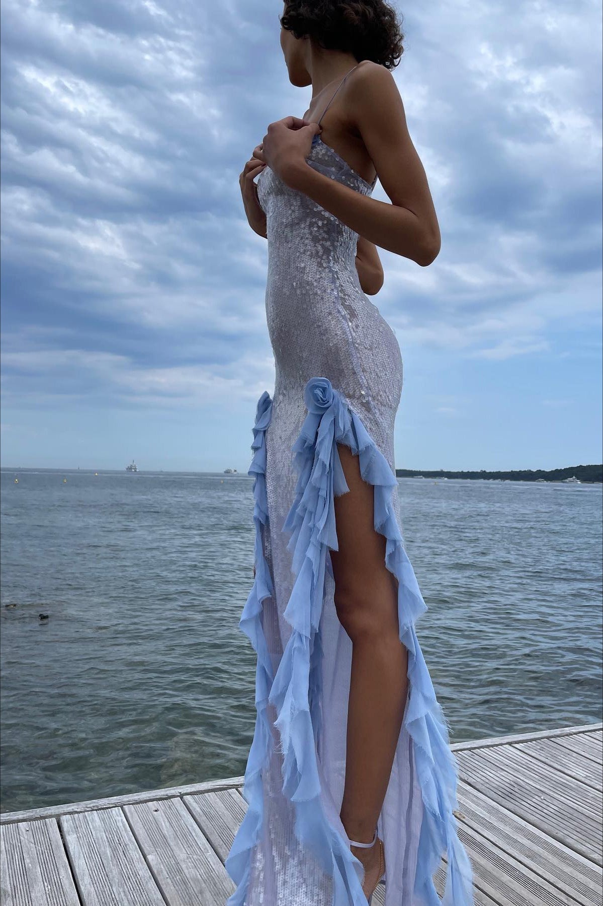 Gaun Maxi Ruffle Transparan Berkilau Seksi