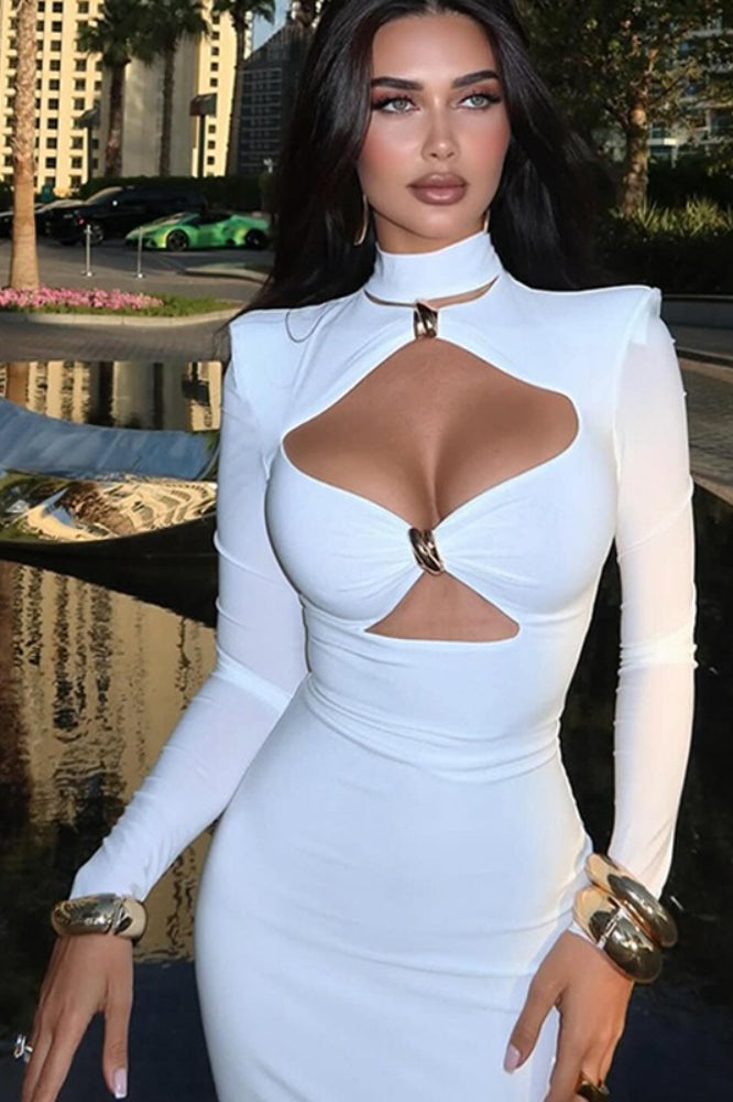 فستان ماكسي مزين بتفاصيل معدنية بتصميم أنيق ومينيمالي