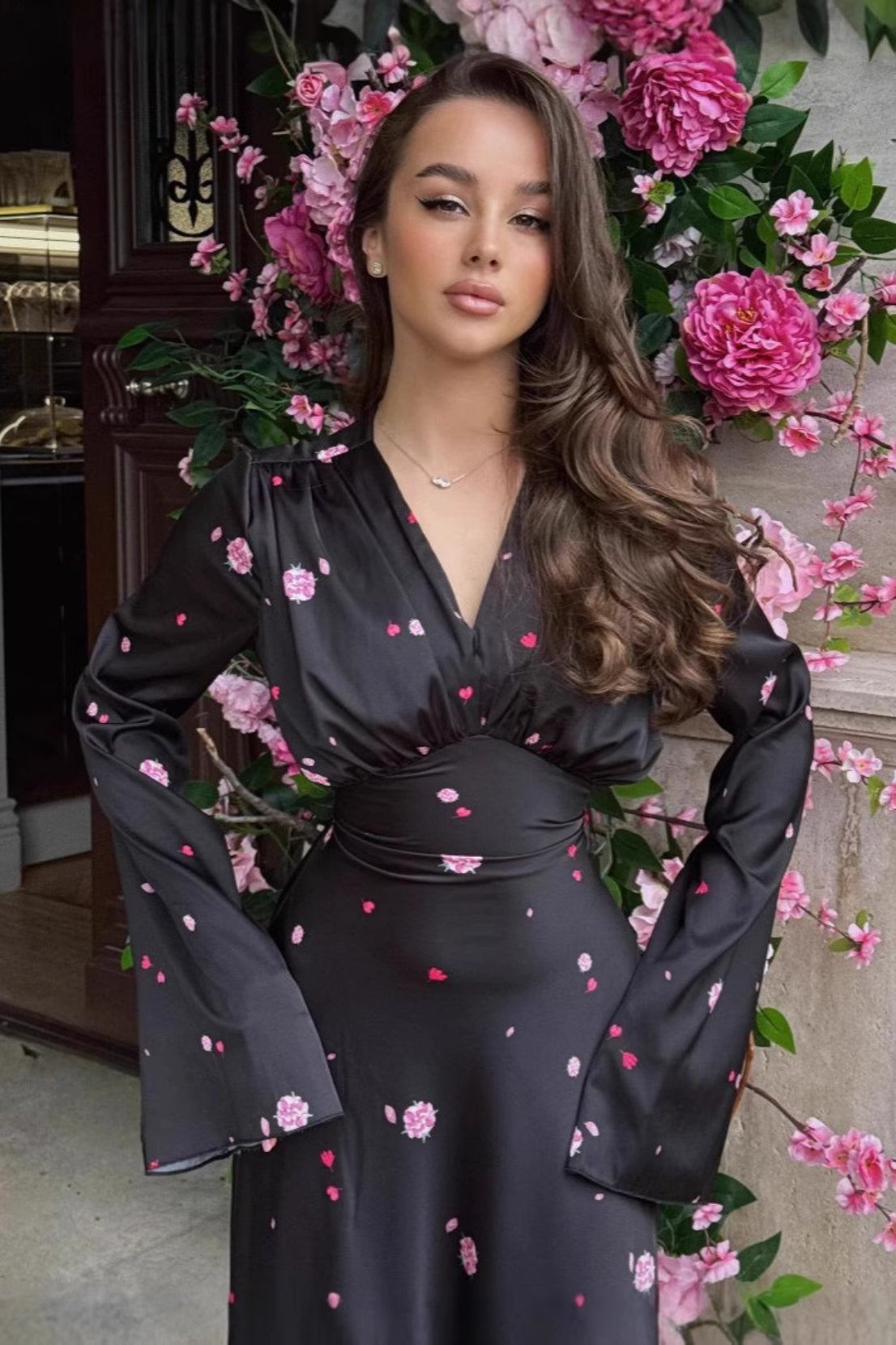 فستان ماكسي مزين بالأزهار بتصميم V من الساتان