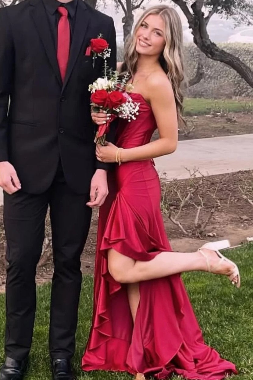 فستان حفلة بسيط من الساتان بقصة إمبراطورية بدون أكتاف مع شق مزخرف